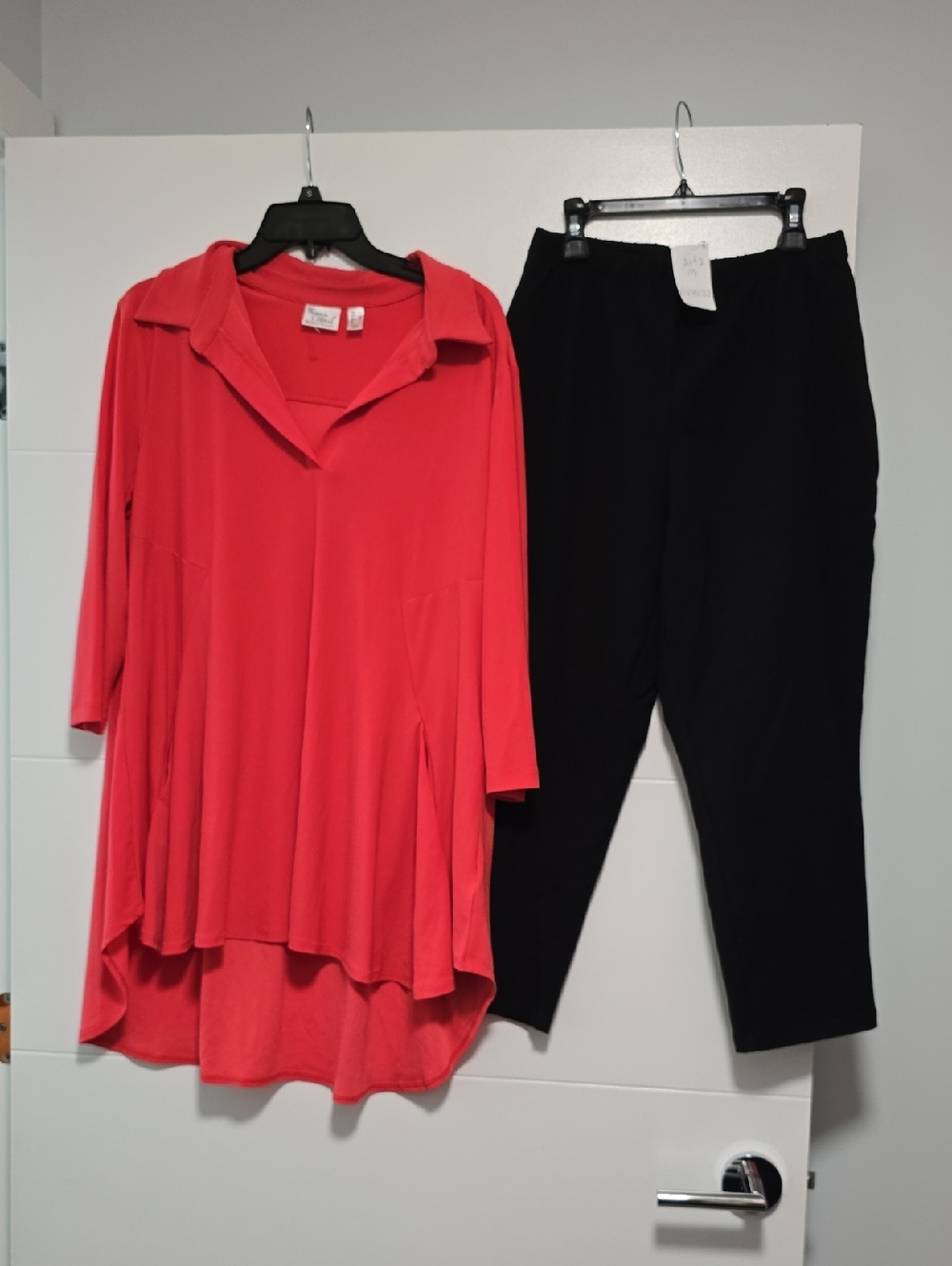 Women with Control SET Red Tunic and Black Cropped Pants - M